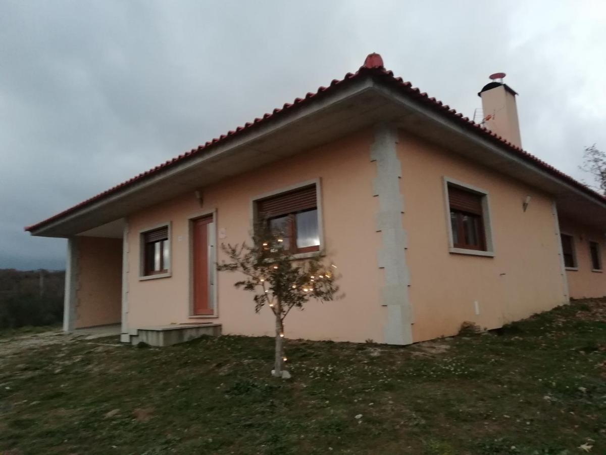 Casa Da Fonte Em Prada, Vinhais Luaran gambar