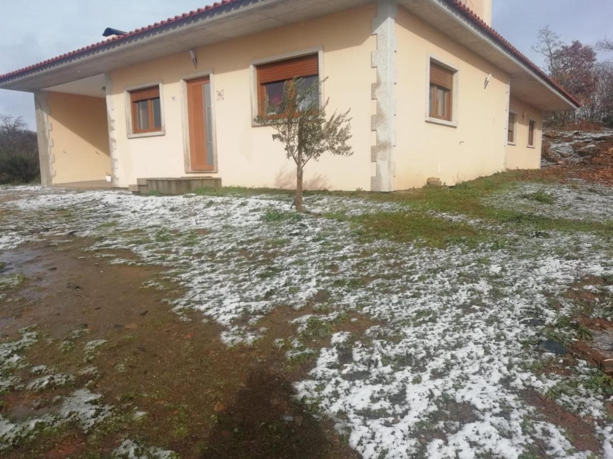 Casa Da Fonte Em Prada, Vinhais Luaran gambar